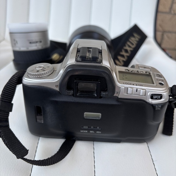 Vintage Minolta QTSI Maxxum 35 mm Film Camera with 70-210 & 35-80 AF Zoom Lens - Picture 9 of 17